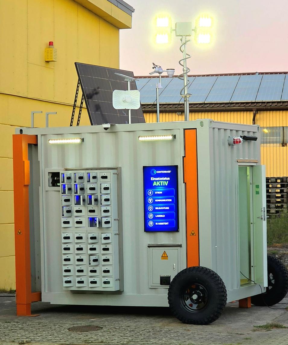 Max Generator Modul C8 with floodlight, photovoltaics, charging lockers and digital signage